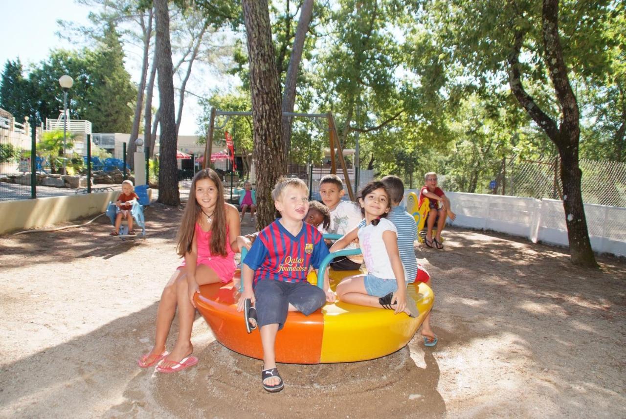 Camping Le Parc Saint-Paul-en-Forêt Exteriör bild